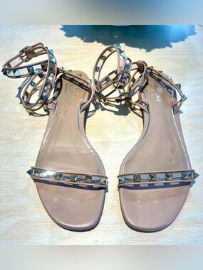 Valentino Garavani Nude/Pink Leather Rockstud Ankle-Strap Flat Sandals